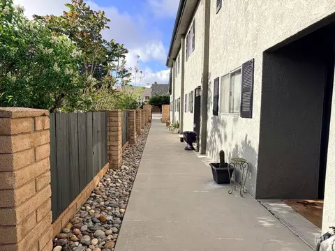 221 E St, Tehachapi, CA 93561 photo 2