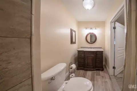 Bath - 10512 Dee Dee Ave, Bakersfield, CA 93312 photo 3 of 5