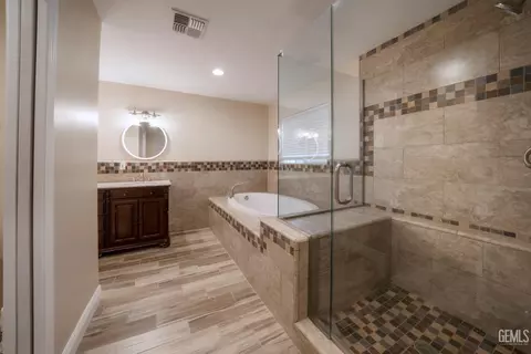 Bath - 10512 Dee Dee Ave, Bakersfield, CA 93312 photo 4 of 5