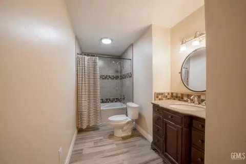 Bath - 10512 Dee Dee Ave, Bakersfield, CA 93312 photo 1 of 5