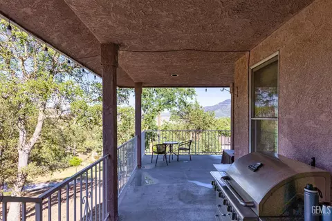 Exterior - 29400 Stallion Springs Dr, Tehachapi, CA 93561 photo 2 of 3