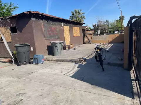 Exterior - 910 S Baker St, Bakersfield, CA 93307 photo 5 of 6