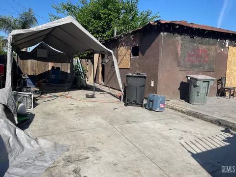 Exterior - 910 S Baker St, Bakersfield, CA 93307 photo 6 of 6