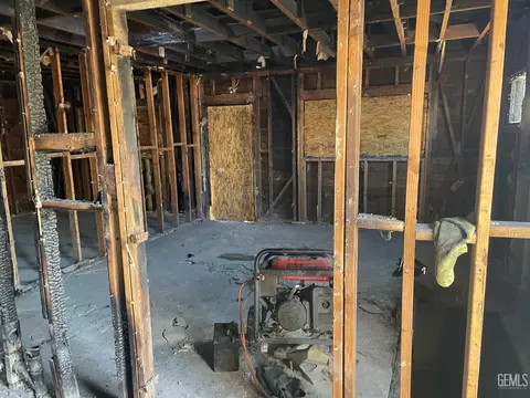 Entry Way - 910 S Baker St, Bakersfield, CA 93307 photo 2 of 3