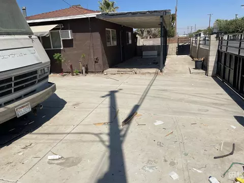 Exterior - 910 S Baker St, Bakersfield, CA 93307 photo 3 of 6