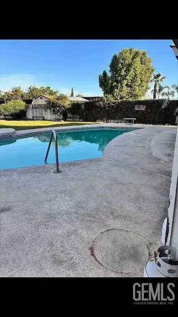 8804 Glenda St, Bakersfield, CA 93307