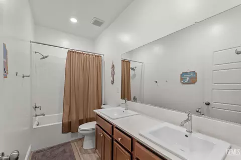 Bath - 3415 Falling Brook Ln, Shafter, CA 93263 photo 4 of 5