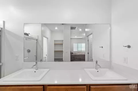 Bath - 3415 Falling Brook Ln, Shafter, CA 93263 photo 2 of 5