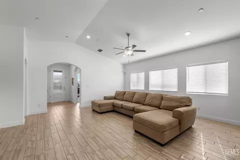 Entry Way - 3415 Falling Brook Ln, Shafter, CA 93263 photo 3 of 8