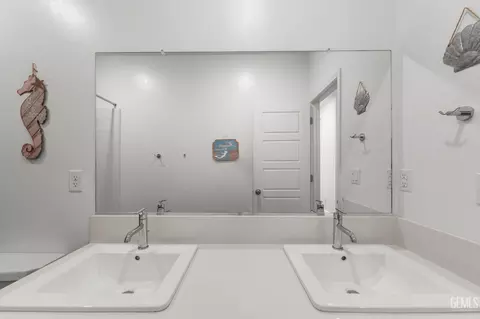 Bath - 3415 Falling Brook Ln, Shafter, CA 93263 photo 5 of 5