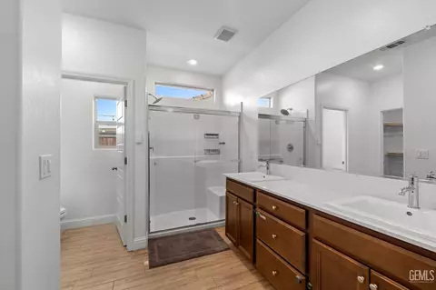 Bath - 3415 Falling Brook Ln, Shafter, CA 93263 photo 3 of 5