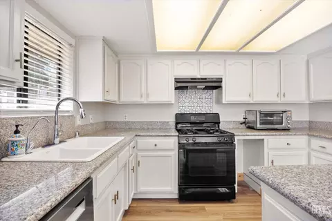 Kitchen - 21601 Hidden Canyon Dr, Tehachapi, CA 93561 photo 3 of 11