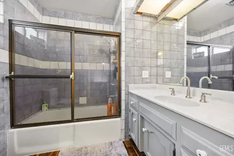 Bath - 21601 Hidden Canyon Dr, Tehachapi, CA 93561 photo 3 of 5