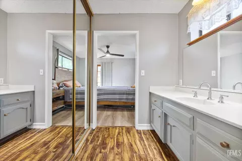 Bath - 21601 Hidden Canyon Dr, Tehachapi, CA 93561 photo 4 of 5
