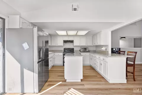 Kitchen - 21601 Hidden Canyon Dr, Tehachapi, CA 93561 photo 2 of 11