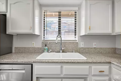 Kitchen - 21601 Hidden Canyon Dr, Tehachapi, CA 93561 photo 5 of 11