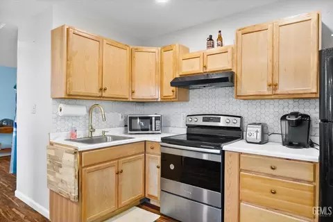 Kitchen - 21601 Hidden Canyon Dr, Tehachapi, CA 93561 photo 9 of 11