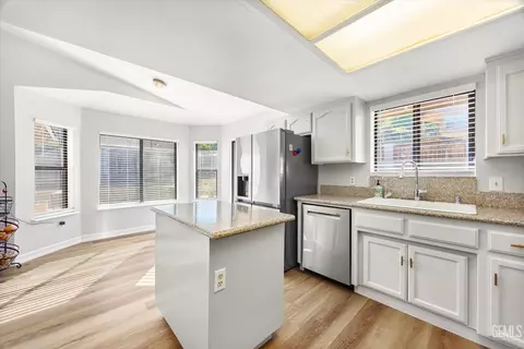 Kitchen - 21601 Hidden Canyon Dr, Tehachapi, CA 93561 photo 4 of 11