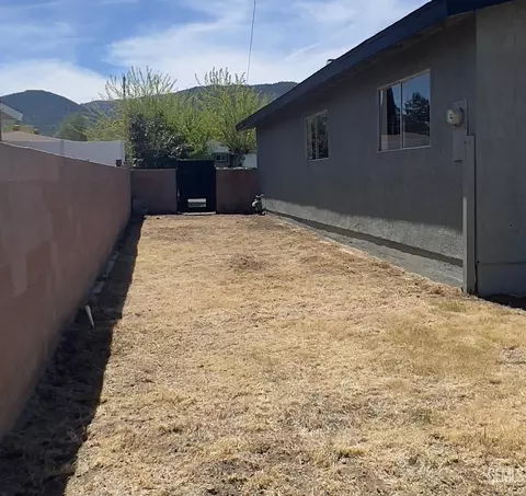 Exterior - 217 Bartlett St, Tehachapi, CA 93561 photo 5 of 7