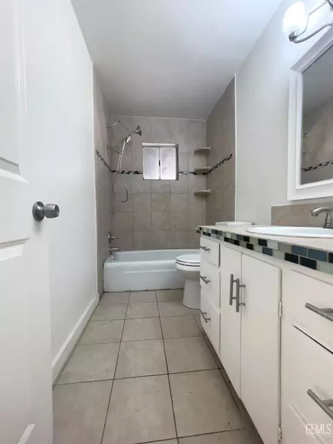 Bath - 217 Bartlett St, Tehachapi, CA 93561 photo 1 of 2