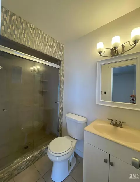 Bath - 217 Bartlett St, Tehachapi, CA 93561 photo 2 of 2