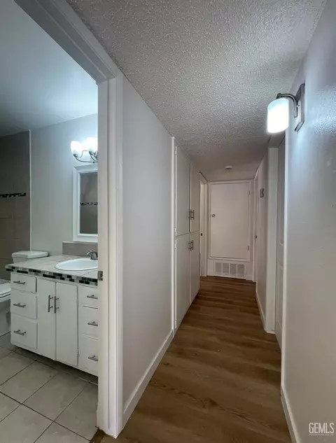 Entry Way - 217 Bartlett St, Tehachapi, CA 93561 photo 2 of 2