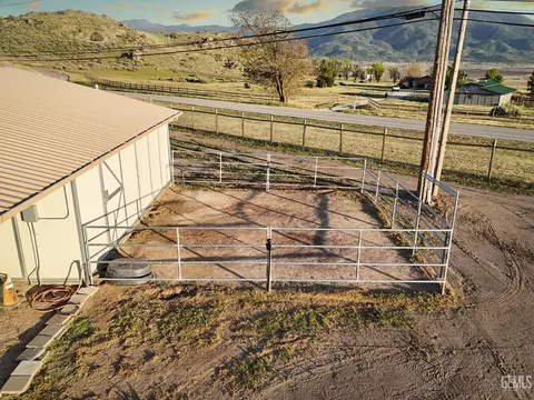 Exterior - 27400 Harness Dr, Tehachapi, CA 93561 photo 10 of 11