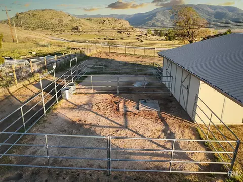 Exterior - 27400 Harness Dr, Tehachapi, CA 93561 photo 9 of 11
