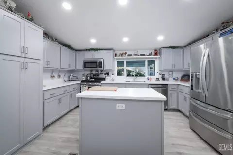 Kitchen - 27400 Harness Dr, Tehachapi, CA 93561 photo 2 of 3