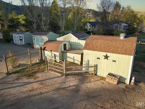 Exterior - 27400 Harness Dr, Tehachapi, CA 93561 photo 8 of 11