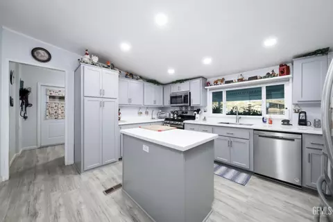 Kitchen - 27400 Harness Dr, Tehachapi, CA 93561 photo 1 of 3