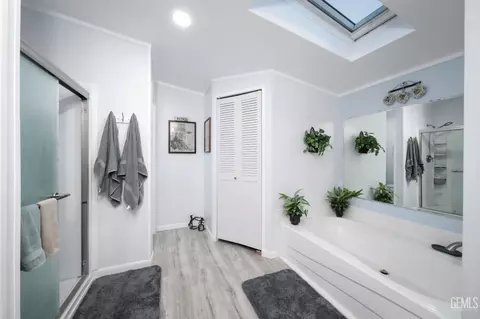 Bath - 27400 Harness Dr, Tehachapi, CA 93561 photo 2 of 4