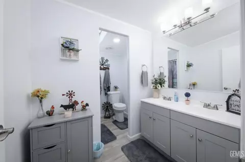 Bath - 27400 Harness Dr, Tehachapi, CA 93561 photo 3 of 4