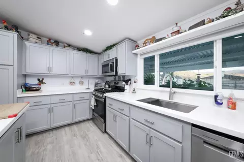 Kitchen - 27400 Harness Dr, Tehachapi, CA 93561 photo 3 of 3