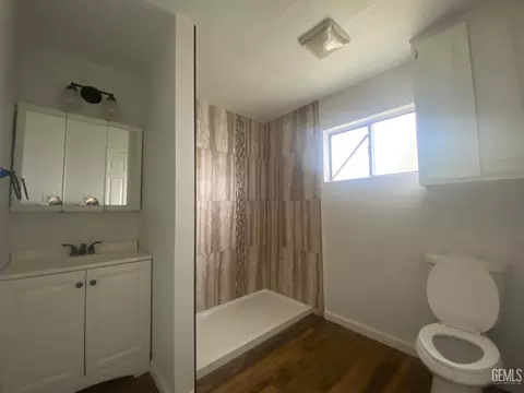 Bath - 30348 Riverside St, Shafter, CA 93263 photo 3 of 3