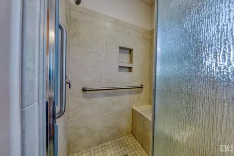 Bath - 20674 Pinon Canyon Dr, Tehachapi, CA 93561 photo 4 of 5