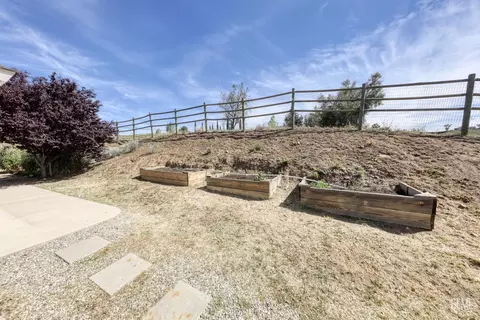 Exterior - 20674 Pinon Canyon Dr, Tehachapi, CA 93561 photo 15 of 18