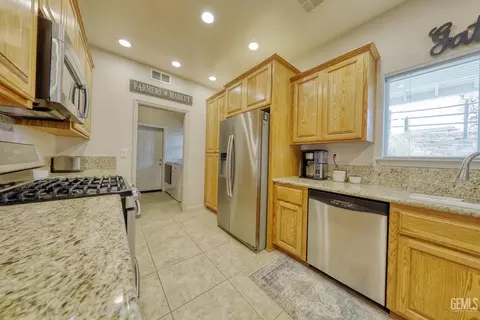 Kitchen - 20674 Pinon Canyon Dr, Tehachapi, CA 93561 photo 4 of 4