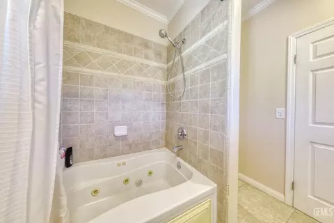 Bath - 20674 Pinon Canyon Dr, Tehachapi, CA 93561 photo 2 of 5