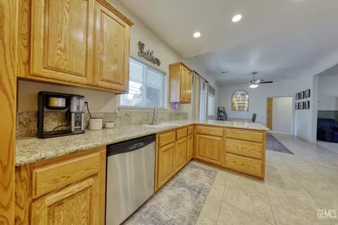 Kitchen - 20674 Pinon Canyon Dr, Tehachapi, CA 93561 photo 2 of 4