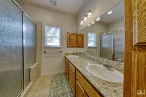 Bath - 20674 Pinon Canyon Dr, Tehachapi, CA 93561 photo 3 of 5