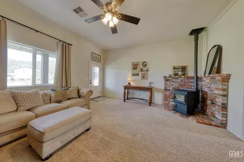 Living - 20674 Pinon Canyon Dr, Tehachapi, CA 93561 photo 2 of 2