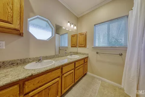 Bath - 20674 Pinon Canyon Dr, Tehachapi, CA 93561 photo 1 of 5