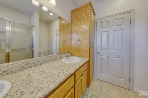 Bath - 20674 Pinon Canyon Dr, Tehachapi, CA 93561 photo 5 of 5