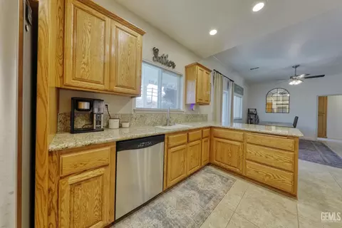 Kitchen - 20674 Pinon Canyon Dr, Tehachapi, CA 93561 photo 3 of 4