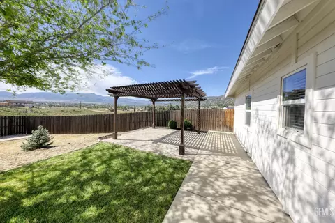 Exterior - 20674 Pinon Canyon Dr, Tehachapi, CA 93561 photo 12 of 18