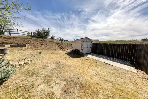 Exterior - 20674 Pinon Canyon Dr, Tehachapi, CA 93561 photo 14 of 18