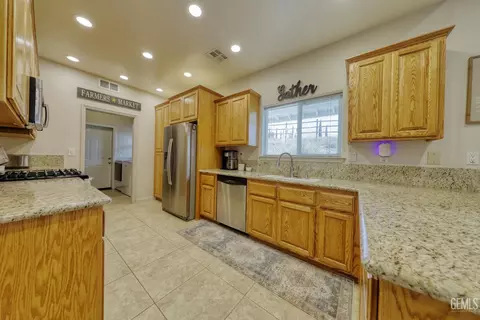 Kitchen - 20674 Pinon Canyon Dr, Tehachapi, CA 93561 photo 1 of 4