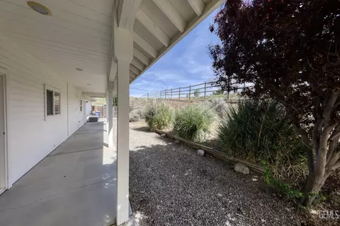 Exterior - 20674 Pinon Canyon Dr, Tehachapi, CA 93561 photo 9 of 18