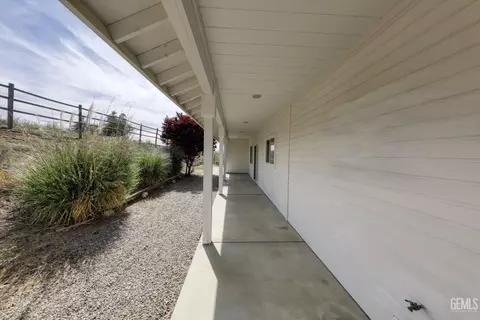 Entry Way - 20674 Pinon Canyon Dr, Tehachapi, CA 93561 photo 2 of 2